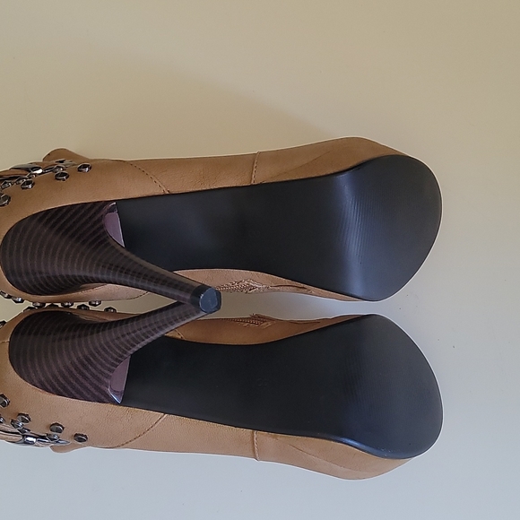 NWOT - LUICHINY w/so much detail Bootie - Picture 6 of 11